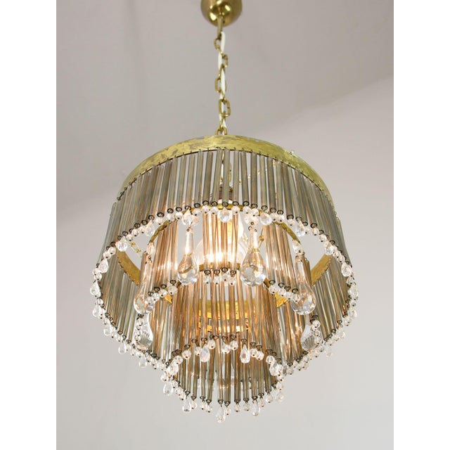 Takes 1x e27 light bulb (not included). A standard e26 american/canadian size also fits (tested). Works with 220v as well...