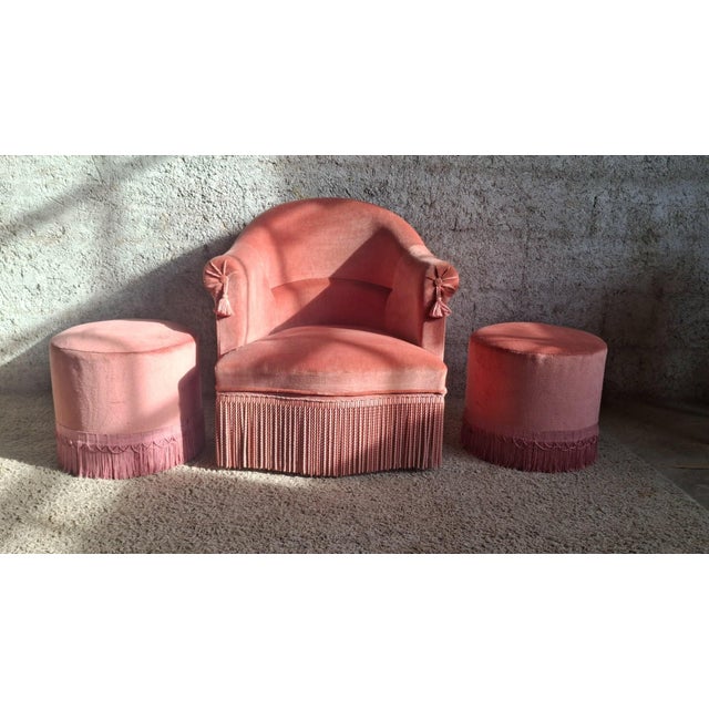 Napoleon III Lounge Chair and Poufs in Pink Velvet, 1800s, Set of 3 For Sale - Image 3 of 13