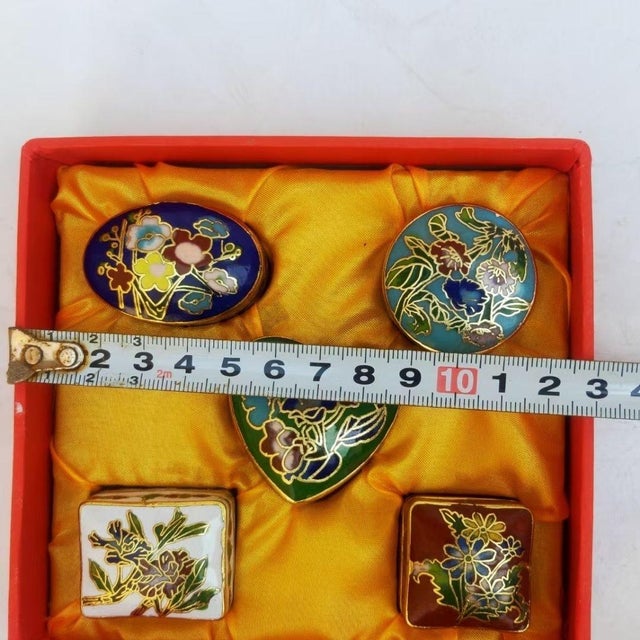 Set of 5 Vintage Cloisonné Enamel Miniature Boxes – Floral Motif, in Presentation Box For Sale - Image 4 of 9