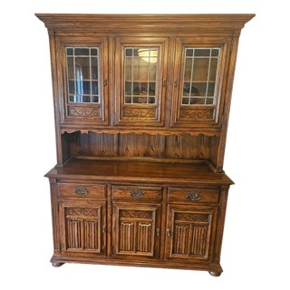 1980s Ethan Allen Hutch China Cabinet Royal Charter Oak Leaded Glass Jacobean For Sale