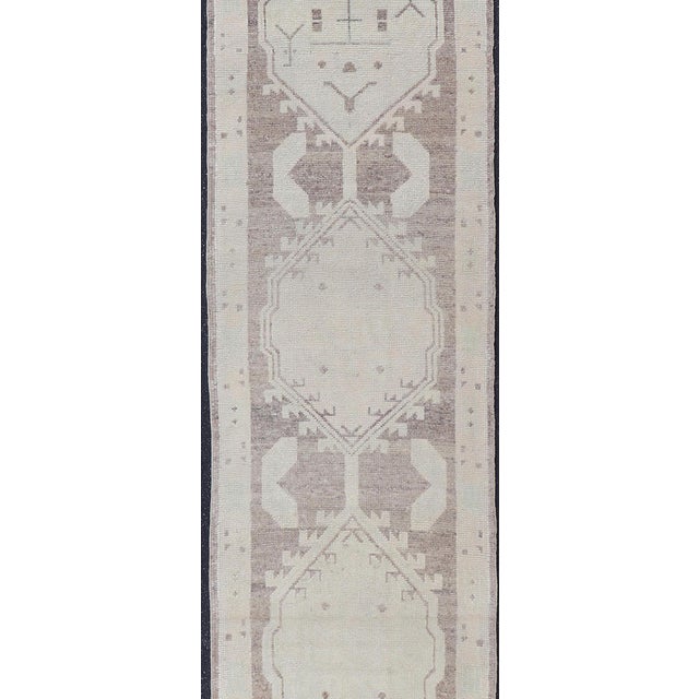 Geometric Medallion Design Turkish Oushak Runner in Soft Neutral Tones For Sale - Image 4 of 14