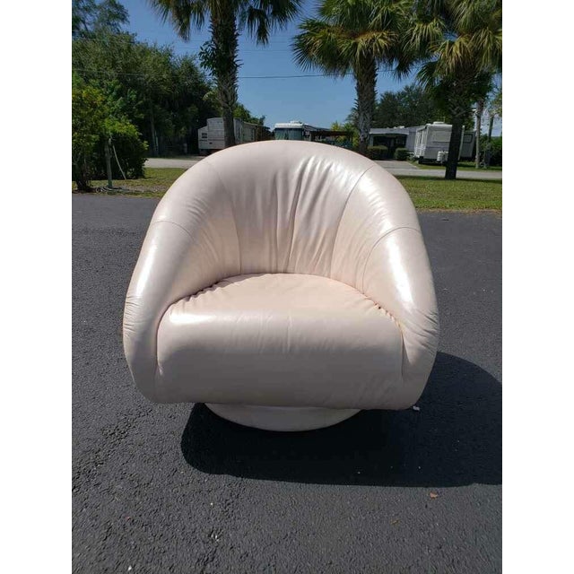 Mid-Century Modern Natuzzi Light Pink Leather Rolled Arm Plinth Swivel Base Chairs - a Pair For Sale - Image 3 of 10
