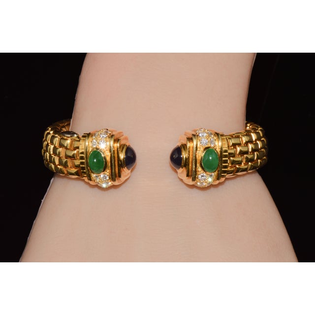 Metal Vintage Fope Flex’it Natural 5.20ct Diamond Sapphire Emerald 18k Gold Open Cuff Bracelet For Sale - Image 7 of 14