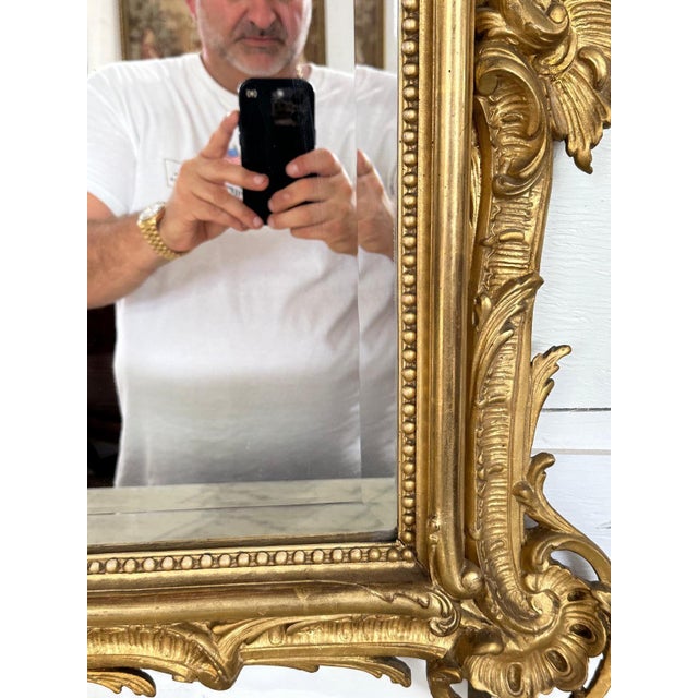 19th Century French Louis XV Carved and Giltwood Mirror With Crest For Sale - Image 4 of 18
