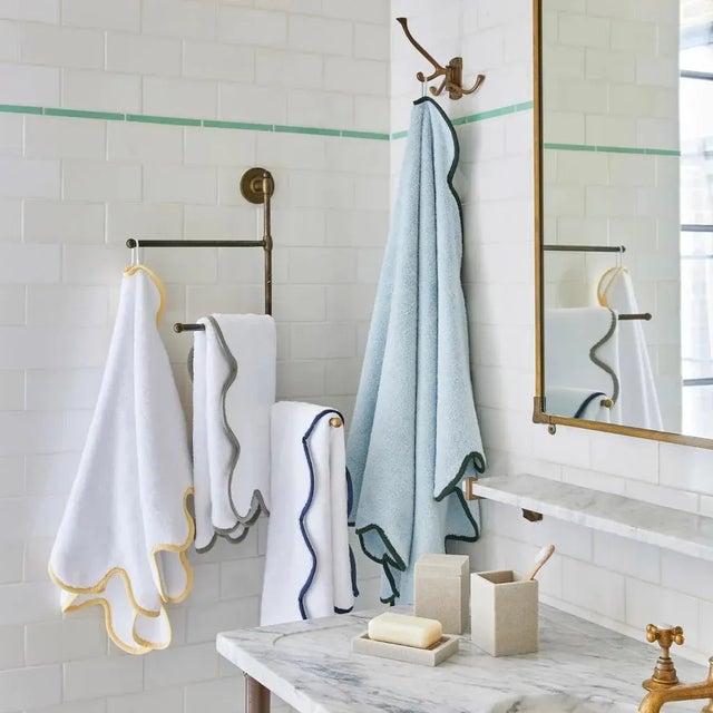 Kassatex Kassatex x Chairish Scallop Hand Towel, Navy/Powder Blue For Sale - Image 4 of 6