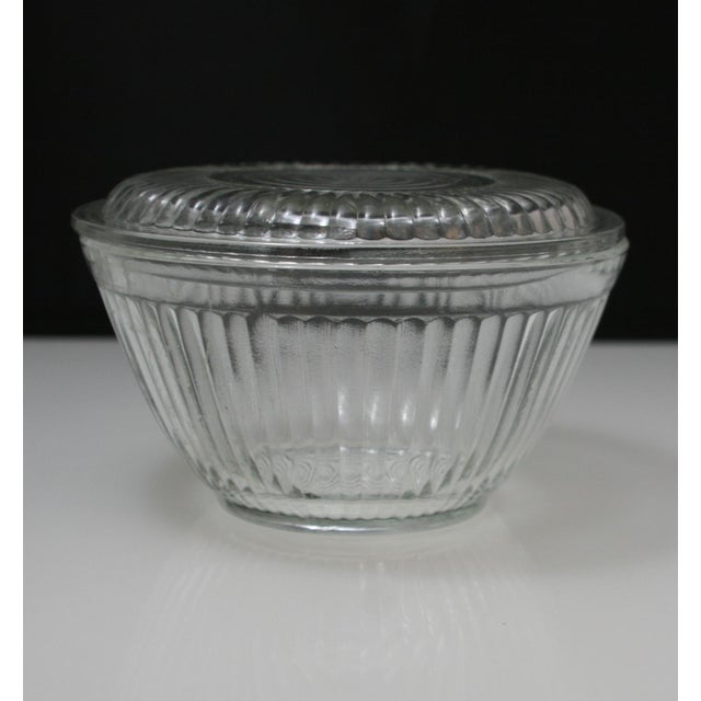 Art Deco Early 20th Century Art Deco Round Clear Glass Ribbed Lidded Refrigerator Dish Bullseye Flat Top For Sale - Image 3 of 9