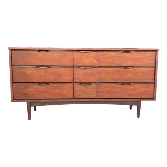 1960s Mid-Century Modern Walnut 9-Drawer Dresser – Sculptural Handles For Sale