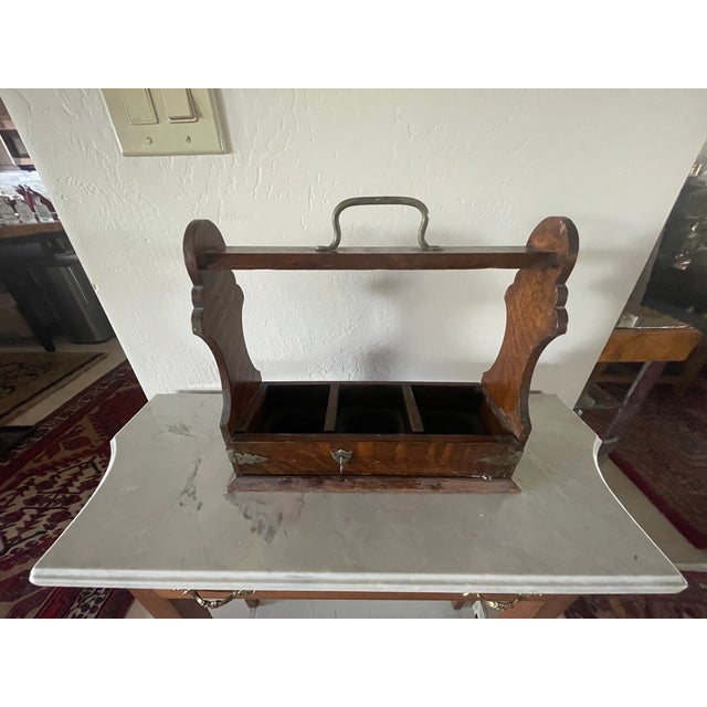 1910s English Oak Arts & Crafts Bareware Caddy Lockable Tantalus With Three Crystal Decanters For Sale - Image 4 of 8