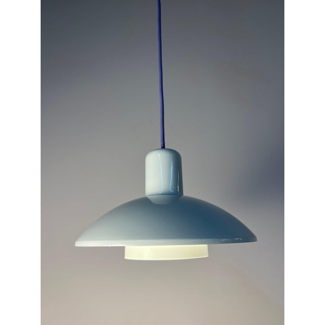 This Horn 728 pendant lamp is a slatted design that impresses with its clean, white color scheme and geometric clarity....