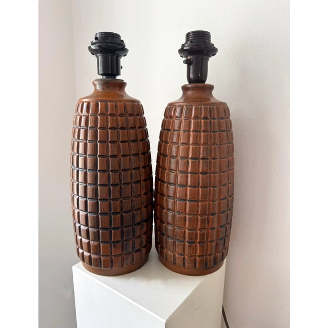 Mid-Century Modern Stoneware Table Lamps with Structured Relief from Anorld Wiigs, Norway, 1970s, Set of 2 For Sale - Image 3 of 6