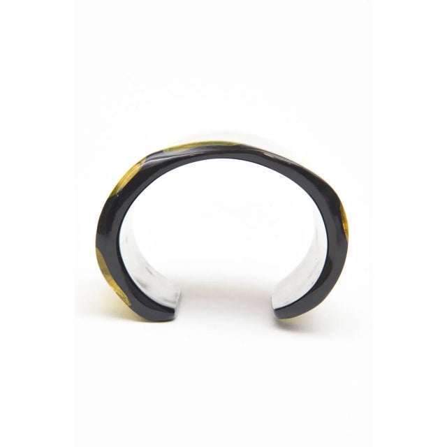 Vintage Signed Frank Vigneri Chartreuse and BLack Plexiglass Sculptural Cuff Bracelet, 1984 For Sale - Image 4 of 10