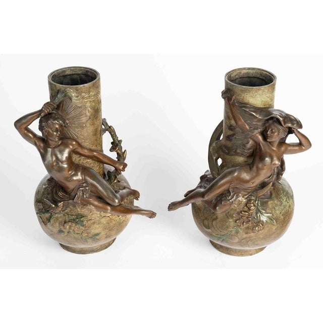 Pair of regule vases from the napoleon iii period, 19th century, by l. Moreau. H: 30 cm, w: 17.5 cm, d: 17.5 cm