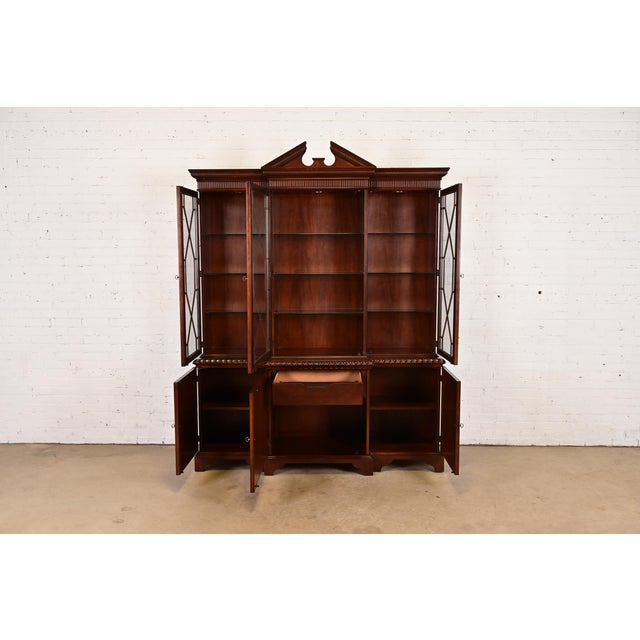 Late 20th Century Baker Furniture Historic Charleston Georgian Flame Mahogany Lighted Breakfront Bookcase Cabinet For Sale - Image 5 of 16
