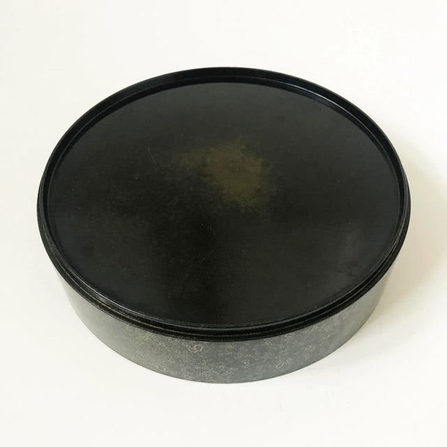 Late 20th Century Black Lacquer Round Lidded Box With Gold Pattern Details For Sale In San Francisco - Image 6 of 7