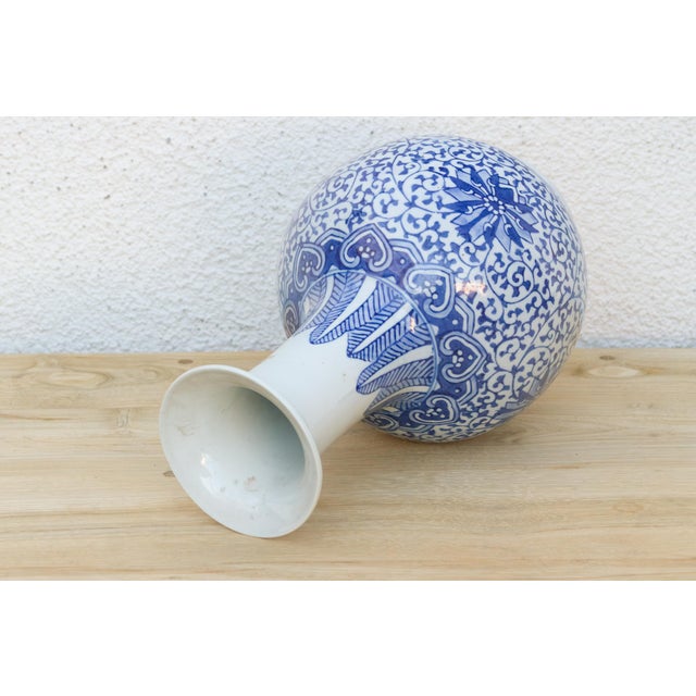 1970s Eleganted Neck Blue & White Vase For Sale In Los Angeles - Image 6 of 8