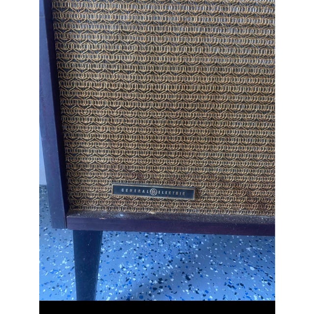 1950s Vintage Mid Century Modern Ge Stereo Console Record Player / Radio Cabinet For Sale - Image 5 of 11