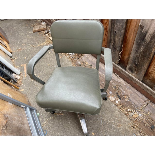 Vintage Mid Century Modern Emeco Corp Industrial Tanker Rolling/Swivel Office Desk Chair For Sale - Image 11 of 12
