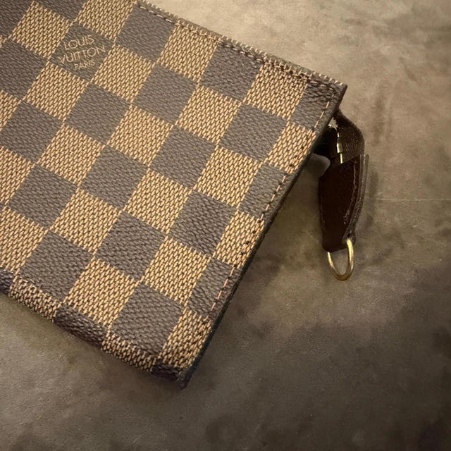 1990s A Vintage 1998 Full Set Louis Vuitton Brown Damier Bucket Companion Pouch For Sale - Image 5 of 16