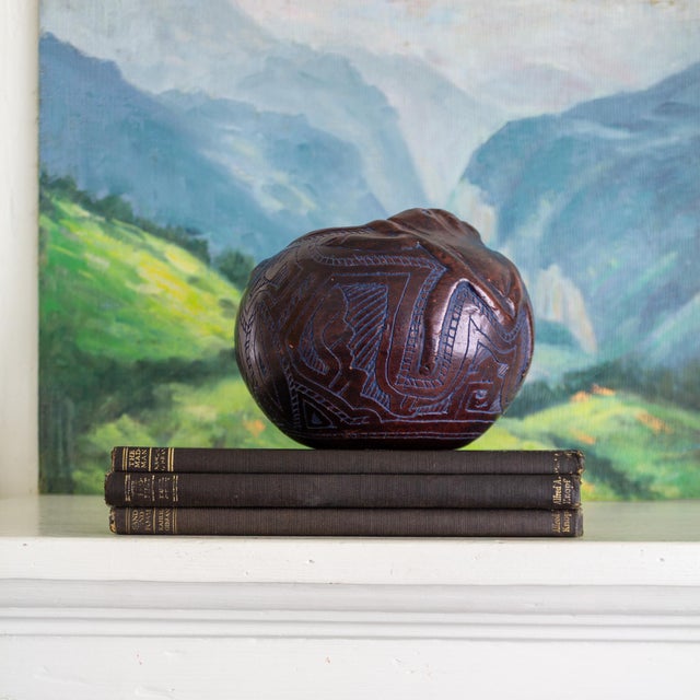 Ceramic Indigenous Brazilian Reis Para Pottery Etched Ceramic Frog Bowl in Burgundy Red and Blue For Sale - Image 7 of 16