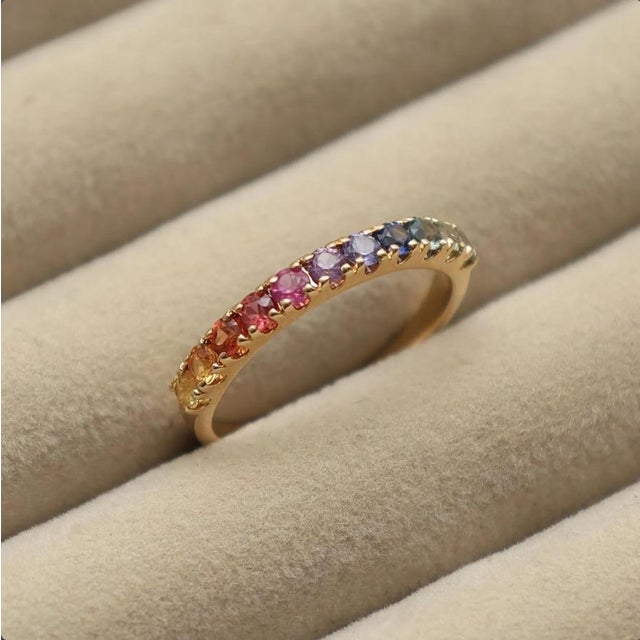 Natural 0.54 cts rainbow sapphire ring in 18k gold For Sale - Image 4 of 6
