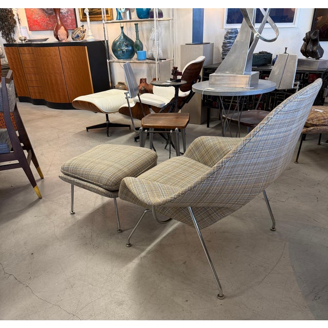 1960s Early Production Saarinen Knoll Womb Chair & Ottoman Reupholstered LIC Label For Sale - Image 16 of 18