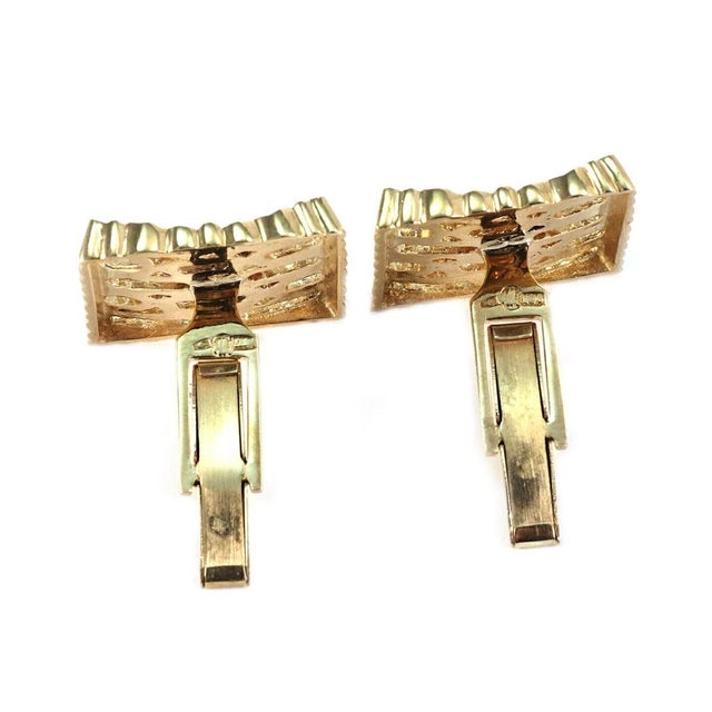 Mid 20th Century Pair of Chai Textured Fancy 14k Yellow Gold Square Top Cufflinks For Sale - Image 4 of 5
