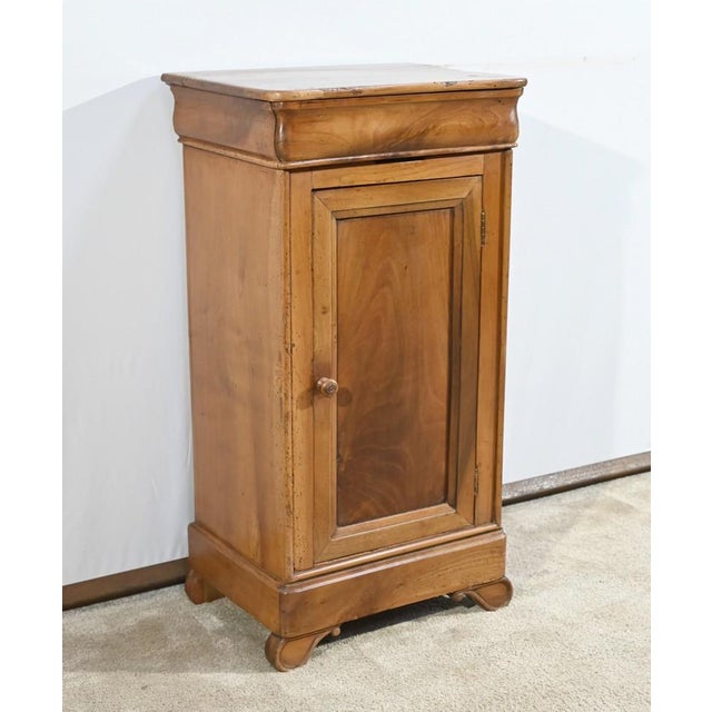 This massive cherry bedside has a top composed of two well -joined boards. The belt offers a doucine drawer. This piece of...