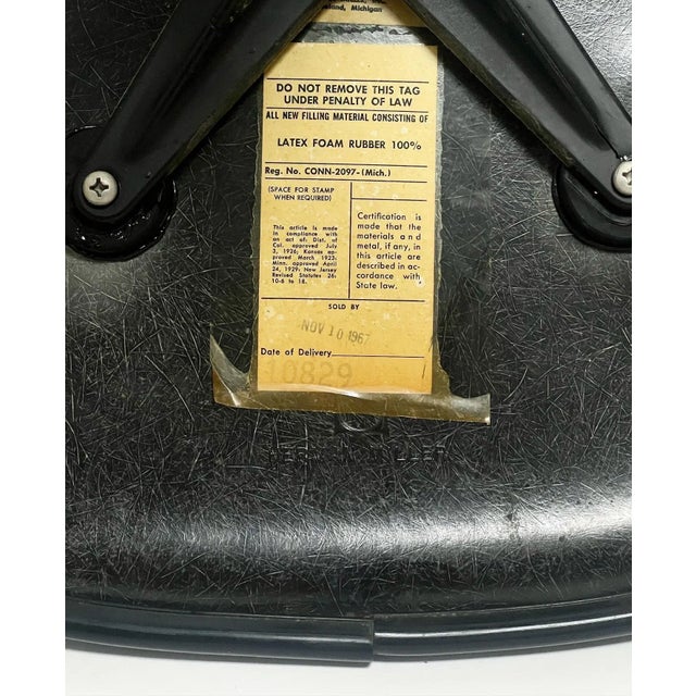 Black Mid Century 1967 Single Original Eames for Herman Miller Pivoting Side Shell Chair For Sale - Image 8 of 9