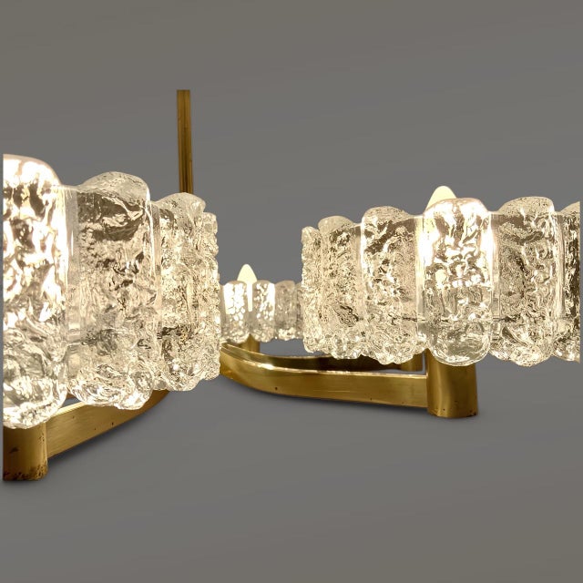 A representative, elegant and timelessly modern vintage chandelier, with an oversized 67 cm diameter, from the mid-century...