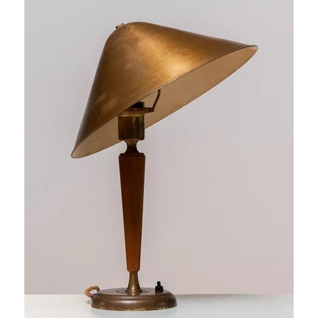 Gold Brass and Elm Table Lamp in the style of Harald Elof Notini for Böhlmarks, 1940s For Sale - Image 8 of 11