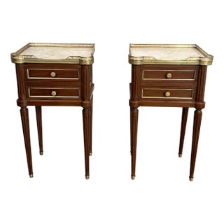 1940s Pair of wood and brass side tables with Carrara marble tops in the style of Maison Jansen For Sale