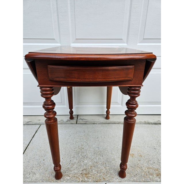 Traditional Baker Furniture Mahogany Pembroke Drop-Leaf Side Table Satinwood Inlay For Sale - Image 3 of 12