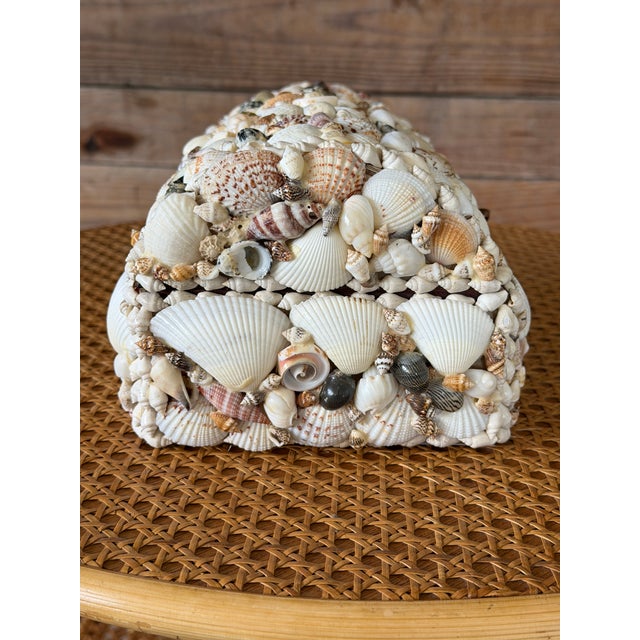 1970s Vintage Handcrafted Shell-Covered Coastal Keepsake Box For Sale - Image 5 of 11