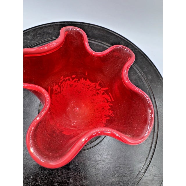 1990s Vintage MCM MURANO-style Hand-Blown Glass Ruffled Swirl Handkerchief Vase For Sale - Image 5 of 5