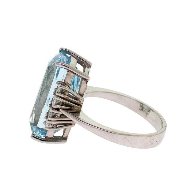 Modern 18k White Gold Aquamarine and Diamond Ring Vintage For Sale - Image 3 of 11