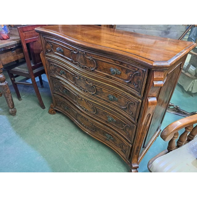 Piedmontese Chest of Drawers in Walnut For Sale - Image 3 of 7