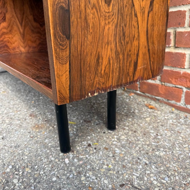 Wood 1960s Danish Modern Rosewood Bookcase With Adjustable Shelves For Sale - Image 7 of 9