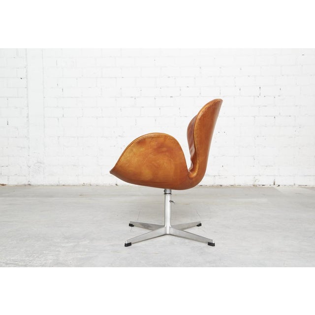 Swan Chair by Arne Jacobsen for Fritz Hansen, 2001 For Sale - Image 10 of 18