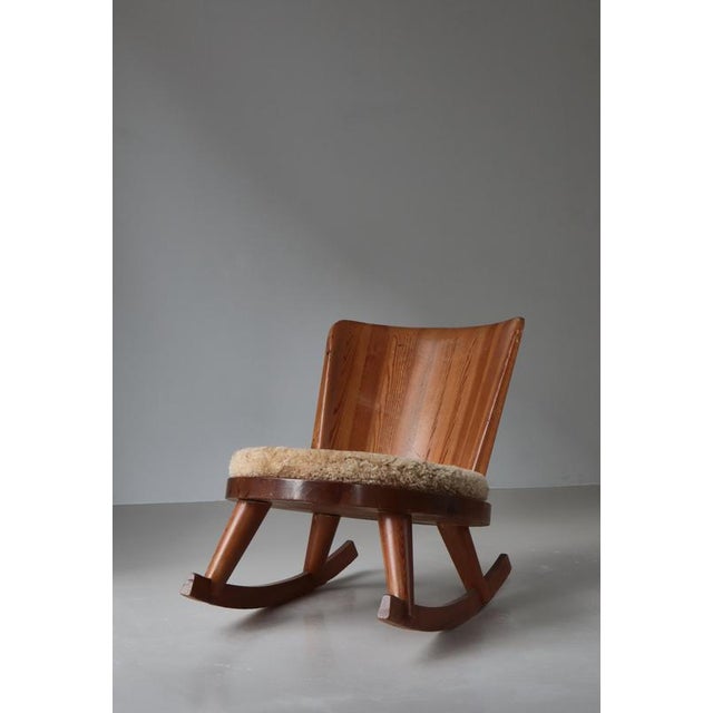 Modern Swedish Rocking Chair in Pine & Sheepskin attributed to Göran Malmvall, 1930s For Sale - Image 6 of 18