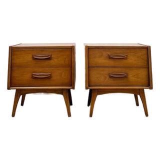 Vintage United MCM Nightstands Collectible Retro Walnut Bedside Tables W Drawers For Sale