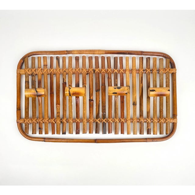 Big rectangular coat hanger with rounded corners in bamboo and rattan featuring four hooks. Made in Italy in the 1960s.