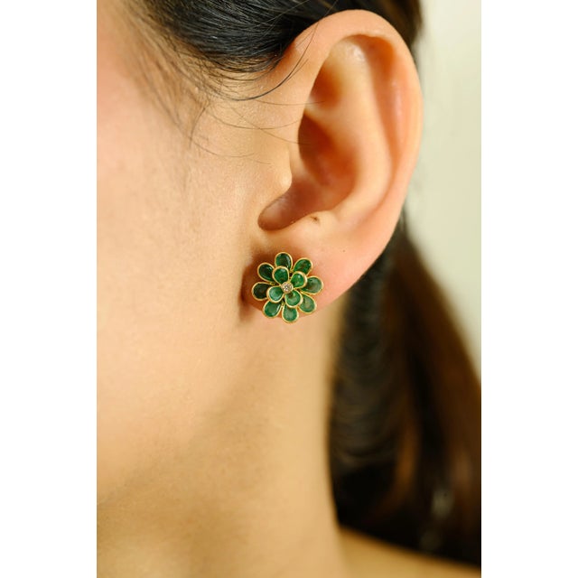 Summer Floral Emerald Stud Earrings in 18k Gold- 2 Pieces For Sale In New York - Image 6 of 9