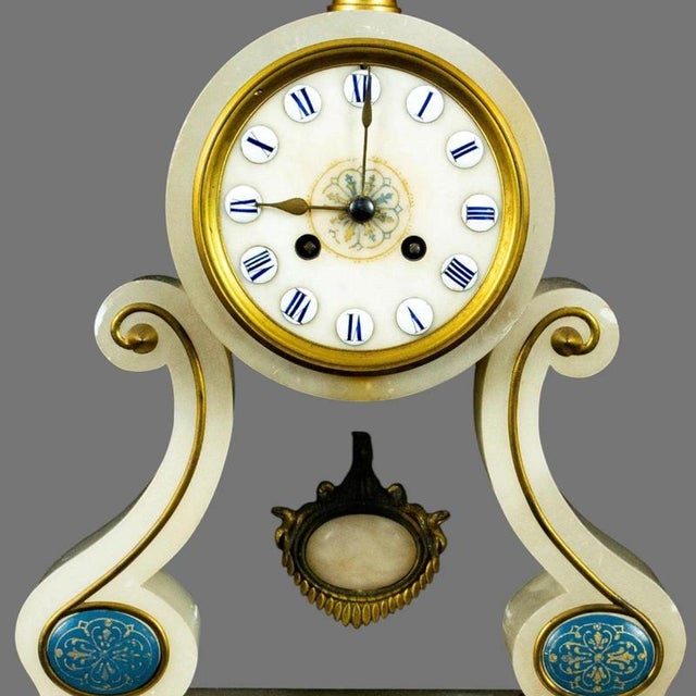 French Alabaster and Gilt Bronze Clock Garniture with Candelabra, 1870, Set of 3 For Sale - Image 3 of 11