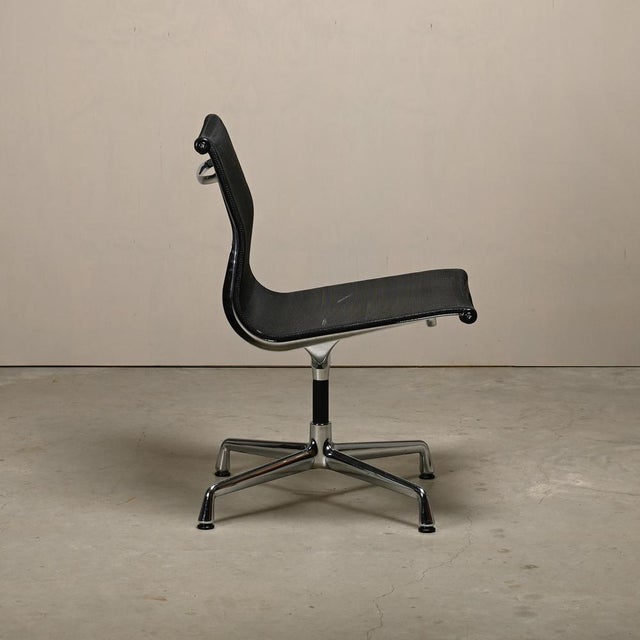 Metal Eames Aluminum Group EA106 Dining Chairs in Black Netweave Mesh by Charles and Ray Eames for Vitra, 2010 For Sale - Image 7 of 18