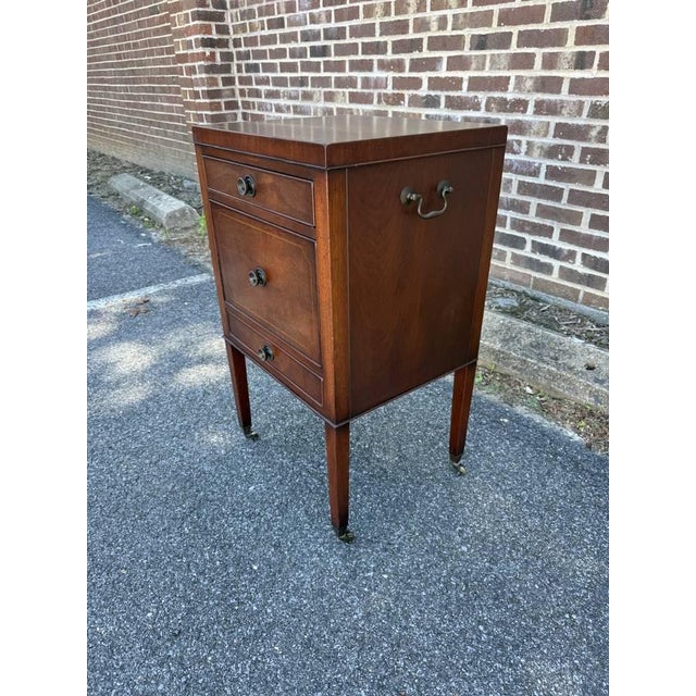 Early 20th Century Pair of Regency Style Inlaid Mahogany Three Drawer Bedside Tables/ Nightstands For Sale - Image 4 of 18