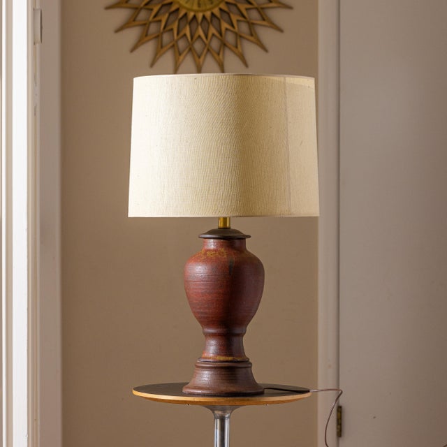 Gordon & Jane Martz Mid-Century Signed Petzold Studio Pottery Ceramic Lamp (1973) For Sale - Image 4 of 9