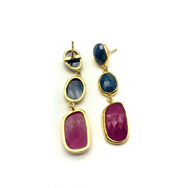Bochic "Capri" Emerald, Ruby & Multi Rough Cut Sapphire Earrings Set In 18K Gold For Sale - Image 17 of 18