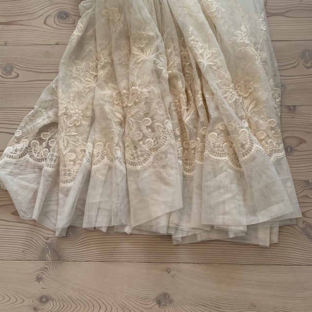 Here we have a beautiful vintage sheer drapery panel. This window sheer is really WIDE and can be gathered as much or as...