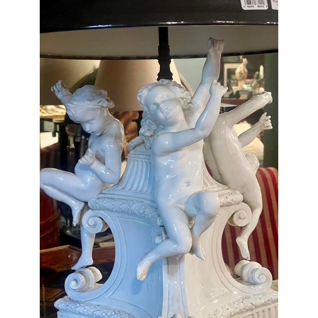 Mid-20th Century Italian Splendor Porcelain Cherub Lamp – Hollywood Regency / Italian Neoclassical Putti Table Lamp For Sale - Image 4 of 13