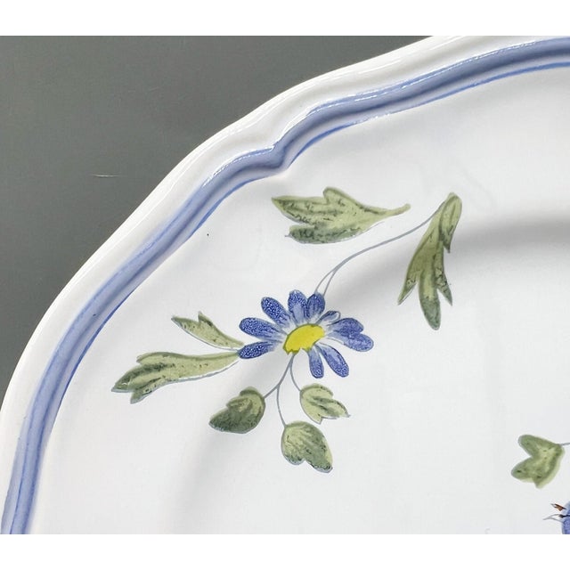 Gien Vintage Hand-Painted French Faience Bird Plates – A Pair – French Country / Provincial For Sale - Image 4 of 11